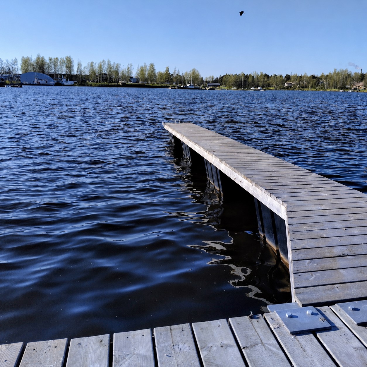 Käveltävä venepuomi Ykspihlaja Marinassa