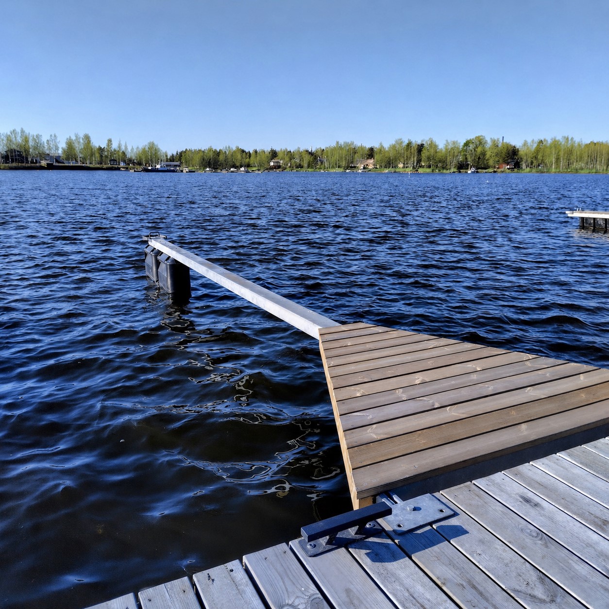 Kevyt venepuomi Ykspihlaja Marinassa